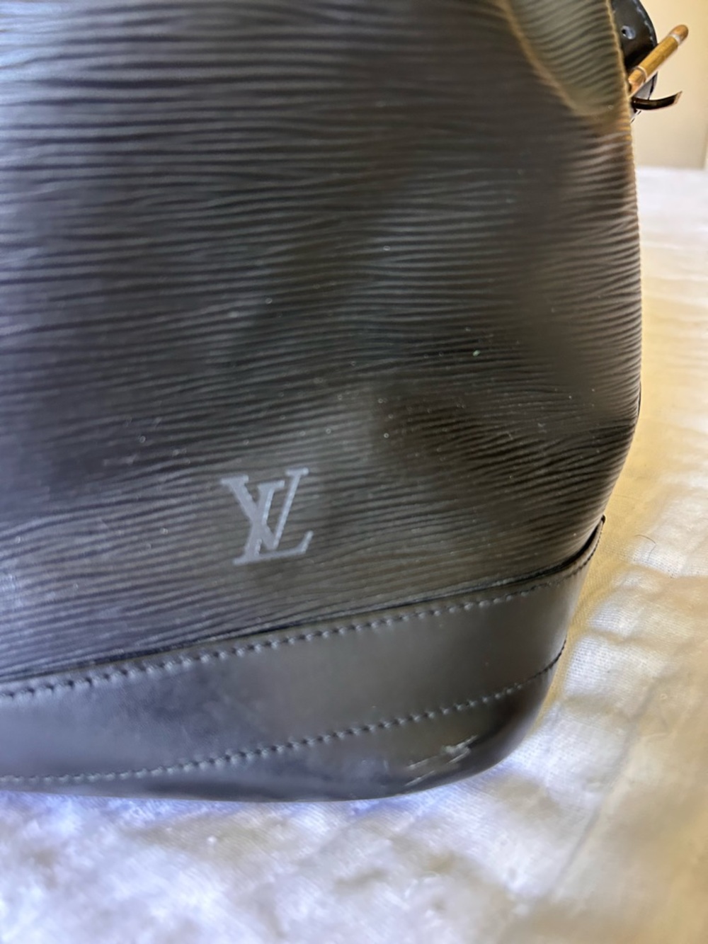 Louis Vuitton Black Epi Leather Drawstring Shoulder Bag - Picture 4 of 16